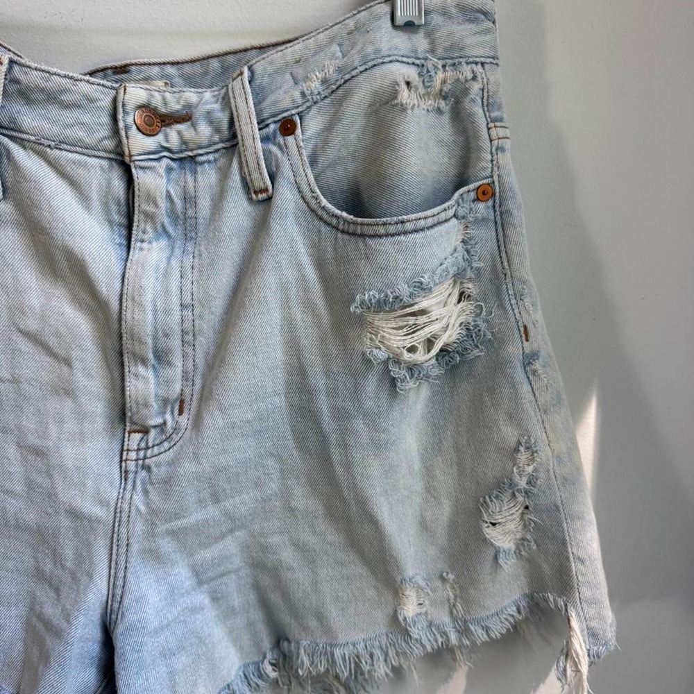 Madewell curvy mom Jean short light wash denim shorts with distressed detail